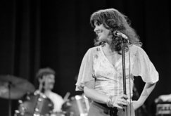 Linda Ronstadt on Nov 8, 1976 [155-small]