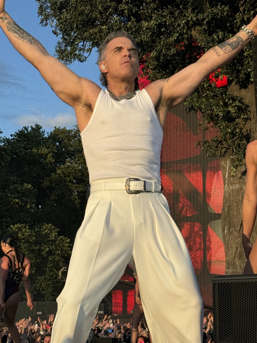 Robbie Williams Concert & Tour History (Updated for 2025) Concert Archives