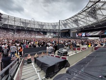 tags: Crowd, London Stadium, Queen Elizabeth Olympic Park - Green Day / Fall Out Boy / Weezer / Amyl and the Sniffers on Jun 24, 2022 [562-small]