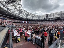 tags: Crowd, London Stadium, Queen Elizabeth Olympic Park - Green Day / Fall Out Boy / Weezer / Amyl and the Sniffers on Jun 24, 2022 [563-small]