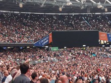 tags: Green Day, Crowd, London Stadium, Queen Elizabeth Olympic Park - Green Day / Fall Out Boy / Weezer / Amyl and the Sniffers on Jun 24, 2022 [566-small]