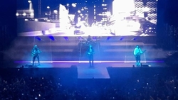 5 Seconds of Summer / COIN on Apr 3, 2022 [205-small]