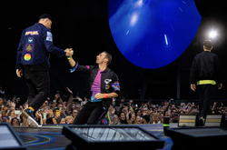 Coldplay / Griff / Zoë Tauran on Jul 16, 2023 [900-small]