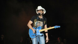 Lucky Lips / Brad Paisley on Jun 25, 2010 [811-small]