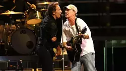 tags: Bruce Springsteen & The E Street Band, Robbin Thompson - Bruce Springsteen & The E Street Band / Bruce Hornsby / Robbin Thompson on Mar 6, 2003 [985-small]