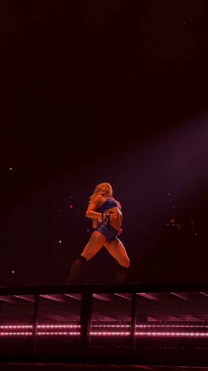 Dynamic stage presence of Zara Larsson