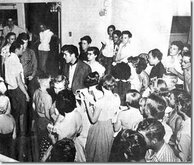 Elvis with Buddy Holly and Bob Montgomery looking on, tags: Elvis Presley, Buddy Holly - Elvis Presley / johnny cash / Carl Perkins / Buddy Holly on Apr 29, 1955 [260-small]