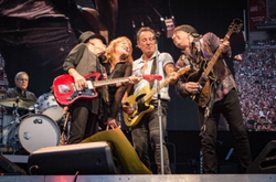 tags: Bruce Springsteen & The E Street Band, Melbourne, Victoria, Australia, AAMI Park - Bruce Springsteen & The E Street Band on Feb 4, 2017 [406-small]