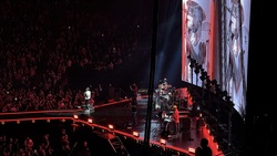 Maroon 5 / Claire Rosinkranz on Oct 29, 2025 [433-small]