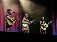 tags: I'm With Her, Beacon Theatre - I'm With Her / Ye Vagabonds on Nov 11, 2025 [862-small]