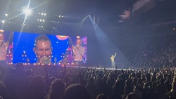 Maroon 5 / Claire Rosinkranz on Oct 29, 2025 [569-small]