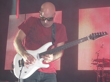 Joe Satriani on Dec 10, 2010 [802-small]