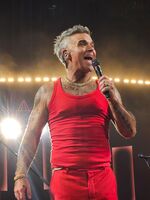 Robbie Williams / Davina Michelle on Jun 23, 2025 [613-small]