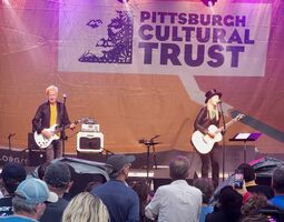 Suzanne Vega / Lisa Loeb on Jun 8, 2025 [211-small]