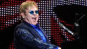 Elton John on Dec 4, 2012 [586-small]