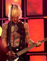 Velvet Revolver ~ Duff McKagan, tags: Velvet Revolver, Los Angeles, California, United States, Jimmy Kimmel Live! - Velvet Revolver on Jul 12, 2007 [729-small]