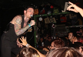 William Control ~ William Francis, tags: William Control, Anaheim, California, United States, Chain Reaction - William Control / New Years Day / She Screams Remedy / Me vs. Myself / Girl On Fire on Jun 18, 2010 [564-small]
