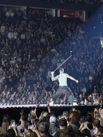 Maroon 5 / Claire Rosinkranz on Nov 2, 2025 [074-small]