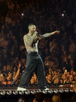 Maroon 5 / Claire Rosinkranz on Nov 2, 2025 [077-small]