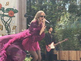 Suki Waterhouse, Stern Grove Festival, San Francisco, CA, July 26, 2026, Suki Waterhouse / Charlotte Lawrence / DJ Cheryl Waters on Jul 26, 2026 [232-small]