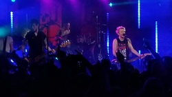 Sum 41 on Apr 30, 2019 [237-small]