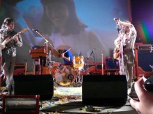 tags: The Flaming Lips - The Flaming Lips / Sonic Youth / The Magic Numbers on Aug 25, 2006 [243-small]
