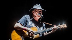 Neil Young / Bear's Den on Jul 3, 2019 [840-small]