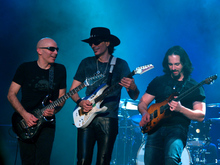 Joe Satriani / Steve Vai / John Petrucci on Jul 21, 2001 [496-small]