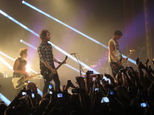 5 Seconds Of Summer / Jackson Guthy on Apr 18, 2014 [242-small]