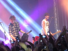 5 Seconds Of Summer / Jackson Guthy on Apr 18, 2014 [245-small]
