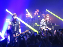 5 Seconds Of Summer / Jackson Guthy on Apr 18, 2014 [248-small]