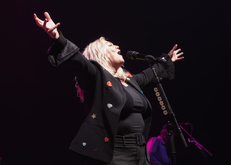 Elle King / Barns Courtney on Apr 23, 2019 [942-small]