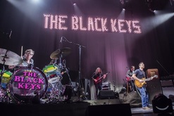 Photo by David Endicott, The Black Keys / Modest Mouse / Shannon and The Clams on Nov 23, 2019 [806-small]