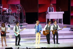 Rod Stewart / Steve Winwood / Lucy Woodward on Oct 19, 2013 [534-small]
