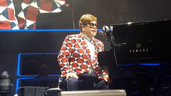 Elton John on Nov 11, 2019 [546-small]