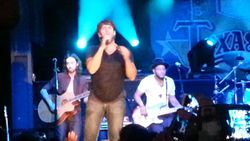 Billy Currington on Oct 5, 2013 [053-small]