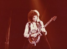 Brian May, tags: Queen, Greensboro, North Carolina, United States, Greensboro Coliseum - Queen / Dakota on Aug 14, 1980 [693-small]