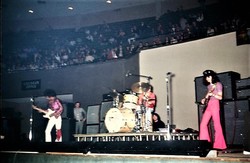 Jimi Hendrix / Cat Mother and the All Night Newsboys on Nov 22, 1968 [325-small]
