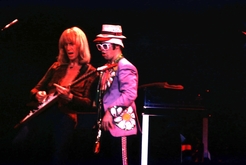 Elton John on Jul 7, 1976 [382-small]