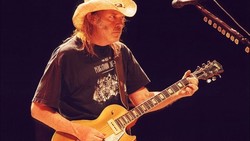 Neil Young & Crazy Horse on Jul 4, 2001 [332-small]
