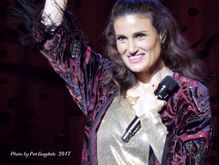 Idina Menzel on Aug 6, 2017 [003-small]