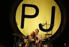 Band of Horses / Pearl Jam on May 6, 2010 [165-small]
