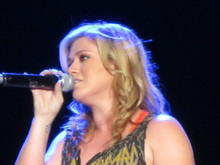 Kelly Clarkson / Cover Drive on Oct 10, 2012 [871-small]