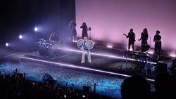 Ellie Goulding / L Devine on Oct 17, 2021 [200-small]