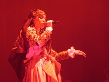 FKA twigs on Dec 3, 2019 [893-small]