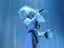 FKA twigs on Dec 3, 2019 [894-small]