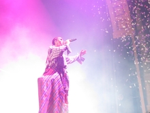FKA twigs on Dec 3, 2019 [896-small]