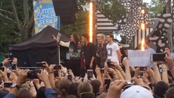 One Direction on Aug 4, 2015 [910-small]