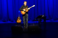 Lloyd Cole on Feb 24, 2018 [388-small]
