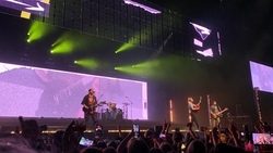 5 Seconds of Summer / COIN on Apr 14, 2022 [613-small]